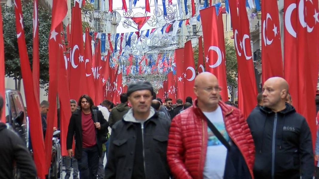 İstiklal Caddesi, Türk bayraklarıyla donatıldı 24
